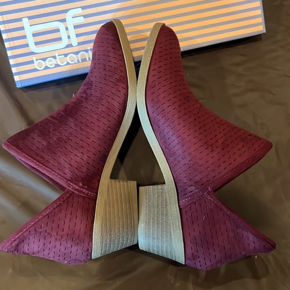 New in box size 7 Wine suede booties - Picture 8 of 11